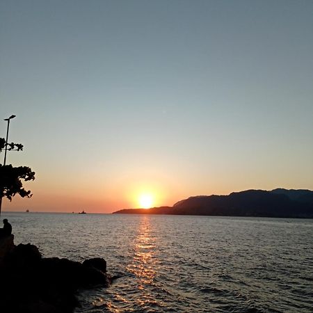 Suite Pe Na Areia- Espaco Independente Na Praia Do Curral Com Localizacao Privilegiada - Simplicidade E Comodidade Com O Por Do Sol Mais Lindo De Ilhabela - Melhor Custo Beneficio Para Ate 4 Pessoas , Na Av Jose Pacheco Do Nascimento Nº 7682 Exteriér fotografie